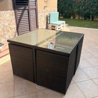 Tavolo con sedie e cuscini