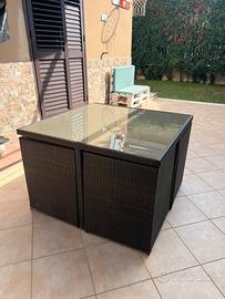 Tavolo con sedie e cuscini