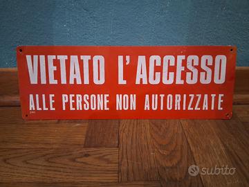 Cartello vietato l'accesso 