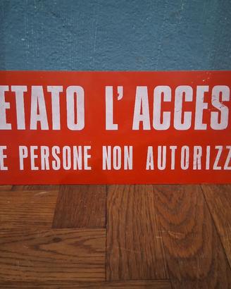 Cartello vietato l'accesso 