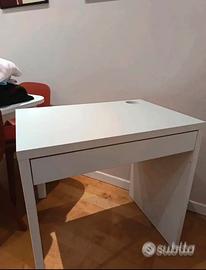 Scrivania bianca con cassetto e passacavi
