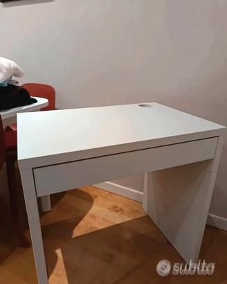 Scrivania bianca con cassetto e passacavi