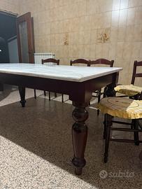 Tavolo in legno con marmo e sedie in legno