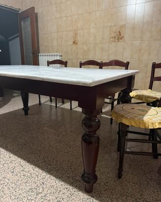 Tavolo in legno con marmo e sedie in legno