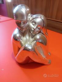 Statua amanti in argento e resina