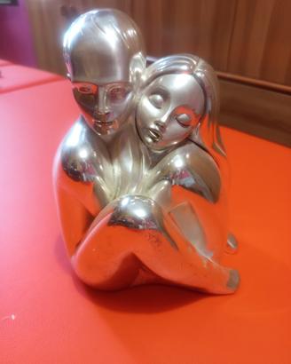 Statua amanti in argento e resina