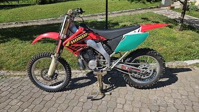 moto Honda cross targato CRE 250 (due tempi)