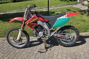 moto Honda cross targato CRE 250 (due tempi)