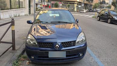 Renault Clio blu