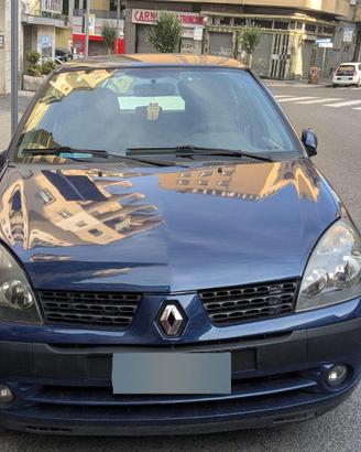 Renault Clio blu