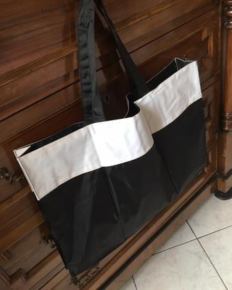 Borsa -sporta per il mare e la città bianca e nera