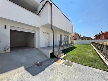 Villa di 130 m² con 1 locale e box auto a Roma