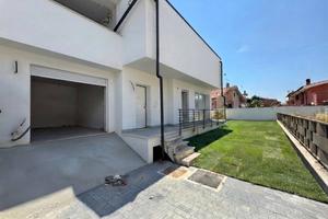 Villa di 130 m² con 1 locale e box auto a Roma