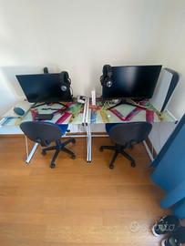 Scrivania e due sedie 