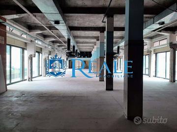 Immobile di 1000 m² con 2 locali a Buccinasco
