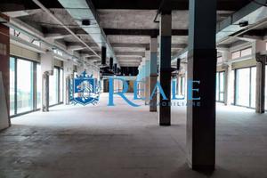 Immobile di 1000 m² con 2 locali a Buccinasco