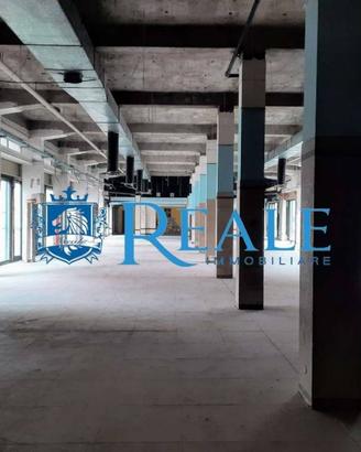 Immobile di 1000 m² con 2 locali a Buccinasco