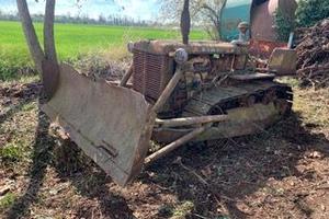Trattore cingolato storico con lama apripista