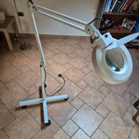 lampada con lente d'ingrandimento 