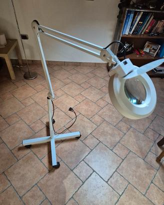 lampada con lente d'ingrandimento 