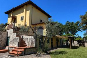 Villa di 200 m² con più di 5 locali a Monte Compat