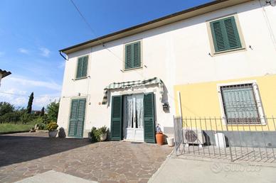 CASA DI CORTE A LARCIANO