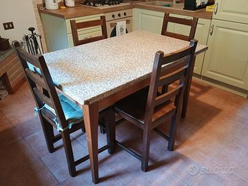 Tavolo con top truciolato allungabile + sedie 