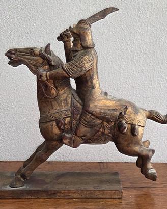 Statua Guan Yu a Cavallo in Legno Dorato