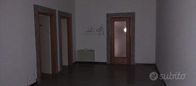 Locale commerciale con terrazzo incluso