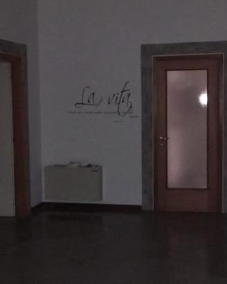 Locale commerciale con terrazzo incluso