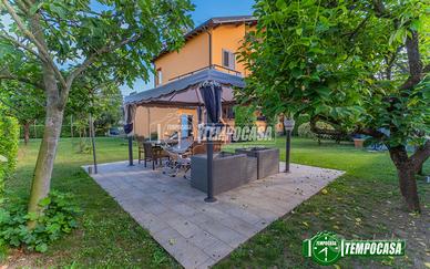 VILLA A SCHIERA DI TESTA CON AMPIO GIARDINO!