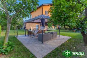 VILLA A SCHIERA DI TESTA CON AMPIO GIARDINO!
