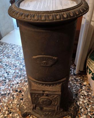 Stufa antica in ghisa, modello "parigina"