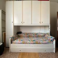 Armadio a ponte con letto singolo e materasso