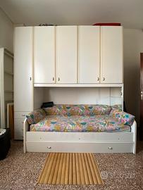 Armadio a ponte con letto singolo e materasso