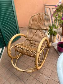 Sedia a dondolo di vimini .