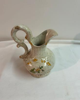 Brocca antica in maiolica