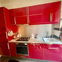 Cucina IKEA rossa completa di elettrodomestici