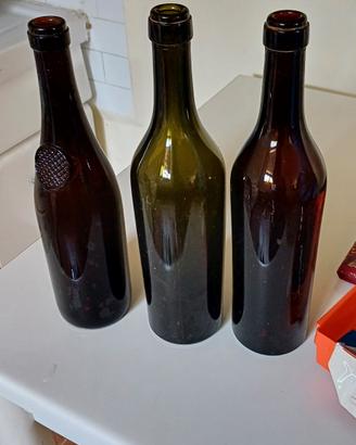 bottiglie scure e macchina tappa bottiglia 