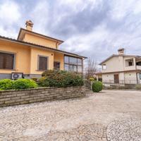 VILLA CAPOSCHIERA IN ZONA RISERVATA