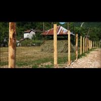 servizio recinzione con pali in legno 