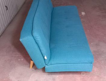 divano letto in tessuto di colore azzurro 