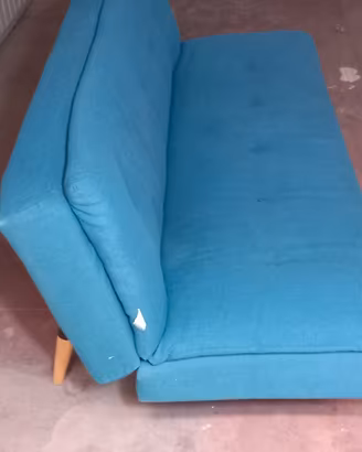 divano letto in tessuto di colore azzurro 