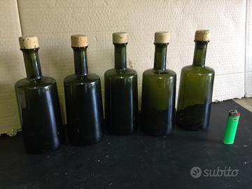 Bottiglie mai usate provenienti da una farmacia