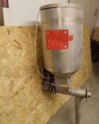 mangiatoia automatica regolabile per cavalli