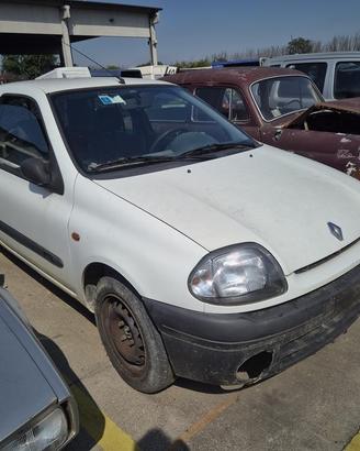 Renault Clio 1999 Demolita - Per Ricambi