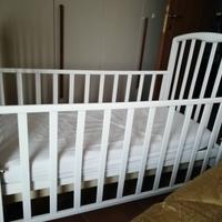 Lettino in legno con sponde regolabili