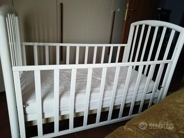 Lettino in legno con sponde regolabili