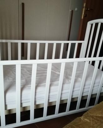 Lettino in legno con sponde regolabili