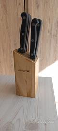 ceppo in legno con 6 coltelli da cucina
